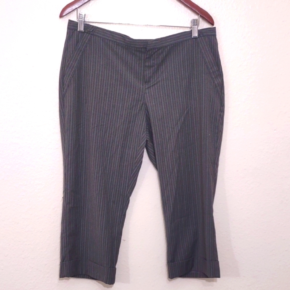 SLIGHTLY USED OLD NAVY STRETCH LOW WAIST SIZE 10 CROP COLOR GRAY AND WHITE